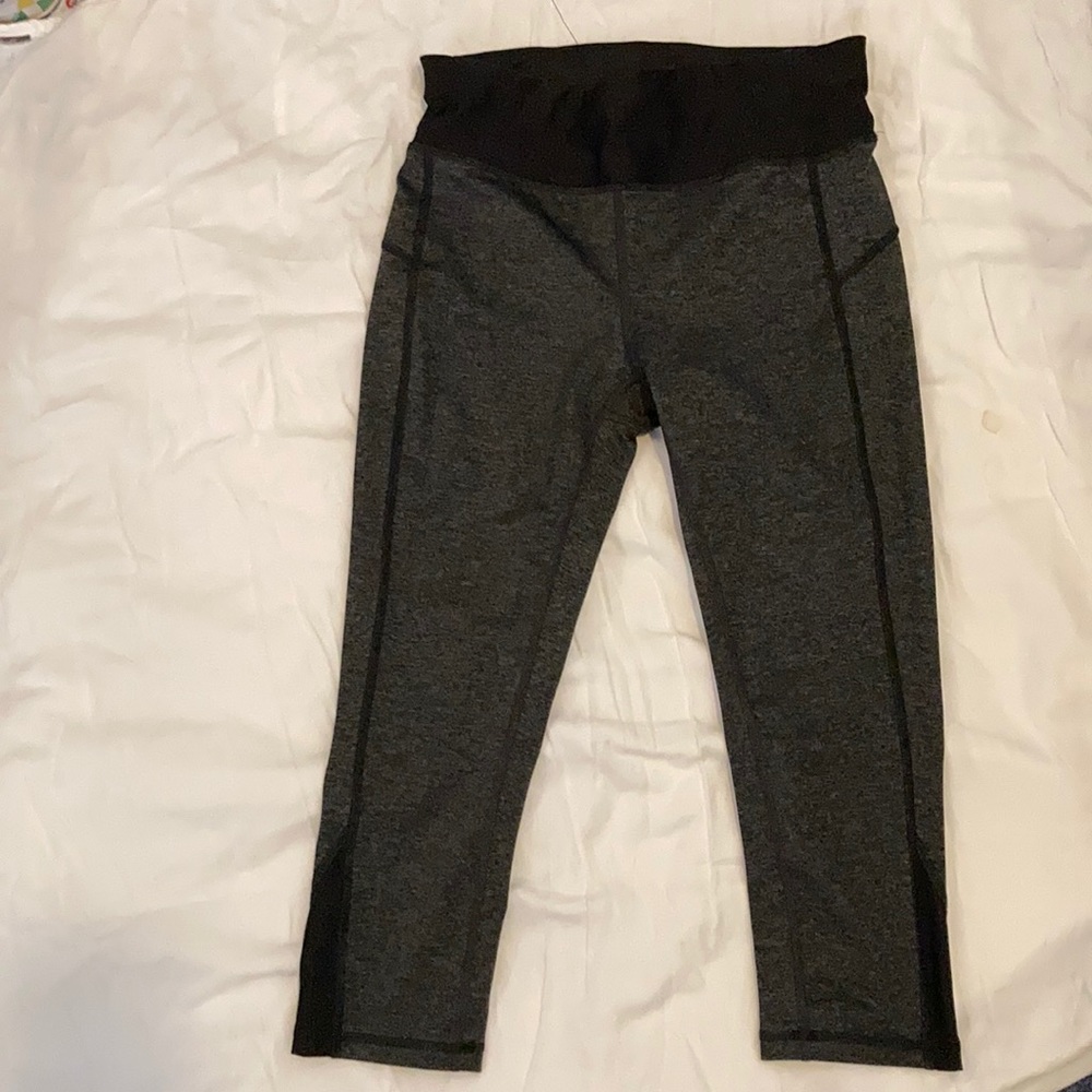Xersion fitted small cropped grey leggings